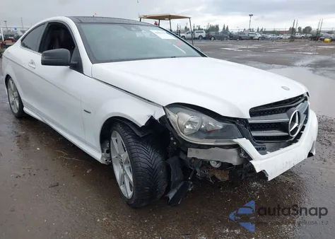 2013 Mercedes-Benz C 250 z USA, uszkodzony, nr VIN WDDGJ4HB4DF968846